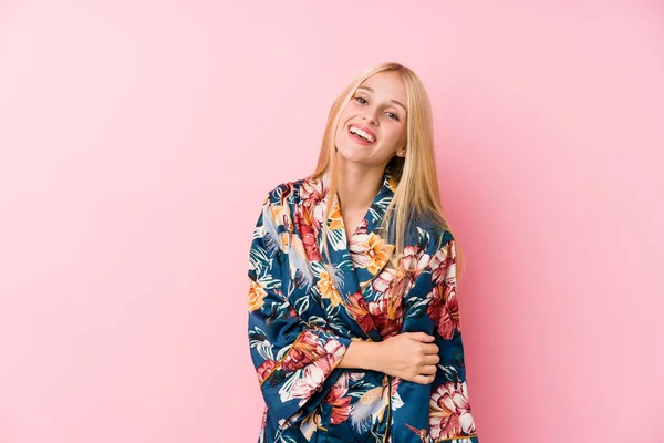 Jonge Blonde Vrouw Het Dragen Van Een Kimono Pyjama Lachen — Stockfoto