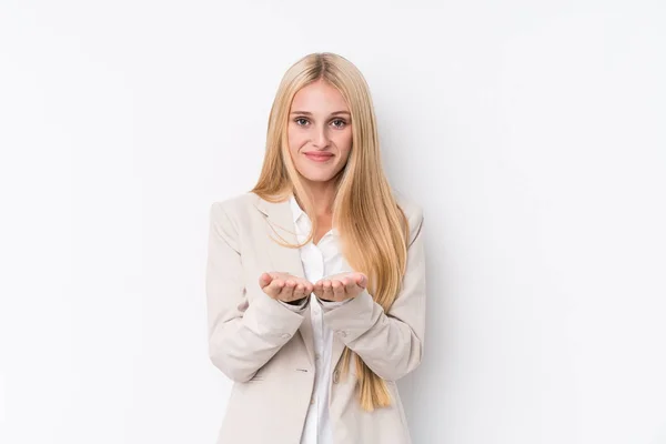 Jovem Mulher Loira Negócios Fundo Branco Segurando Algo Com Palmas — Fotografia de Stock