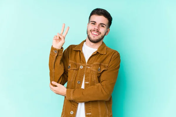 Mladý Pohledný Muž Ukazuje Číslo Dvě Prsty — Stock fotografie