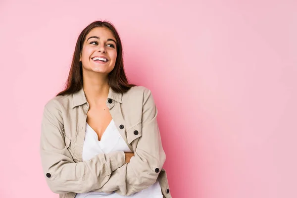 Jonge Blanke Vrouw Poseren Een Roze Achtergrond Glimlachen Zelfverzekerd Met — Stockfoto