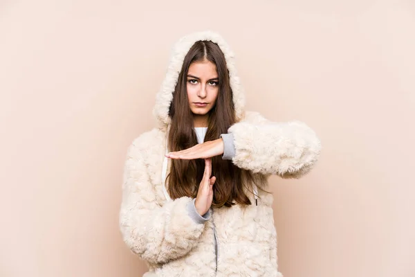 Giovane Donna Caucasica Posa Isolata Mostrando Gesto Timeout — Foto Stock