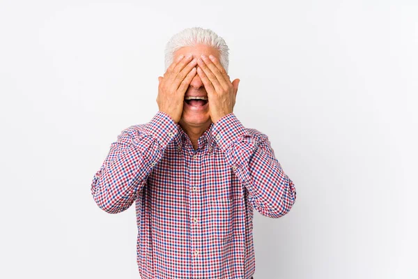 Homem Caucasiano Sênior Isolado Cobre Olhos Com Mãos Sorri Amplamente — Fotografia de Stock