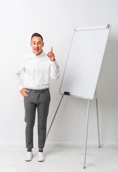 Young Latin Coaching Man Whiteboard Isolated Having Idea Inspiration Concept — Stock Photo, Image