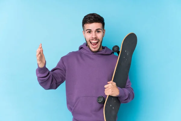 Jovem Homem Patinador Caucasiano Isolado Recebendo Uma Agradável Surpresa Animado — Fotografia de Stock