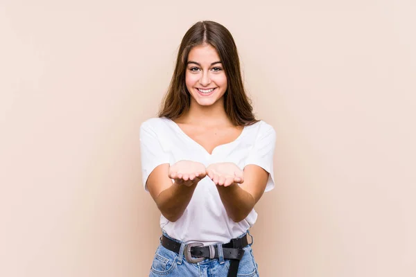 Joven Mujer Caucásica Posando Aislada Sosteniendo Algo Con Palmas Las — Foto de Stock