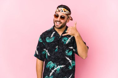 Genç hippi izole edilmiş, parmaklarıyla bir cep telefonu hareketi gösteriyor..