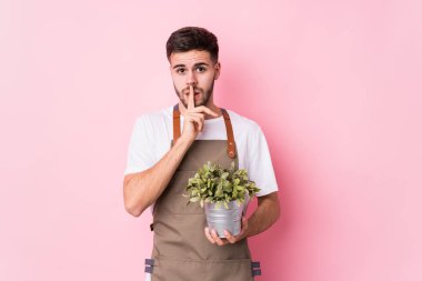 Kafkasyalı genç bahçıvan bir bitkiyi soyutlamış bir sır saklıyor ya da sessizlik istiyor..