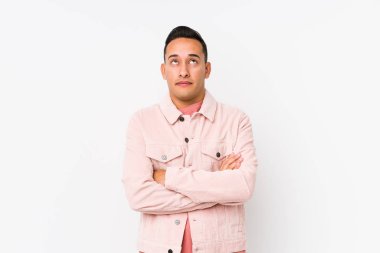 Genç latin adam kendini izole bir şekilde poz veriyor. Tekrarlanan bir görevden bıktı..