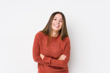 Yalnız poz veren beyaz bir kadın.