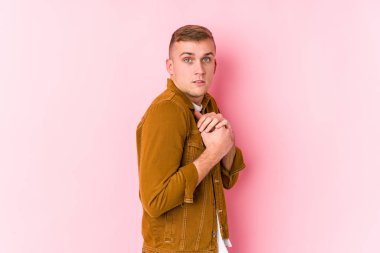 Kafkasyalı genç bir adam yalnız ve korkmuş..