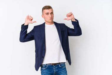 Genç iş adamı kendini gururlu ve kendinden emin hissediyor, örnek olarak..