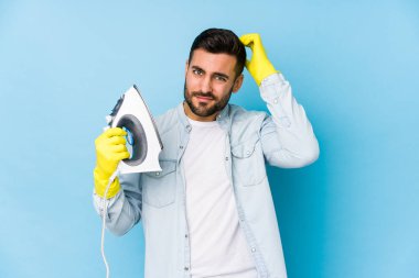 Delikanlının portresi ütü yaparken şok olmuştu. Önemli bir buluşmayı hatırladı..