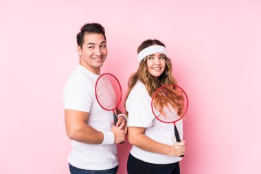 Badminton oynayan genç çift, yalnız bakışlarını bir yana bırak gülümseyerek, neşeli ve keyifli..