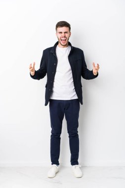 Tam vücut Kafkasyalı genç adam öfkeyle bağırıyor..