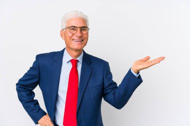 Orta yaşlı Kafkasyalı iş adamı avucunun içinde bir fotokopi alanı gösterip belinde bir el daha tutuyor..