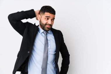 Beyaz bir geçmişi olan genç Latin bir iş kadını ensesine dokunuyor, düşünüyor ve bir seçim yapıyor..