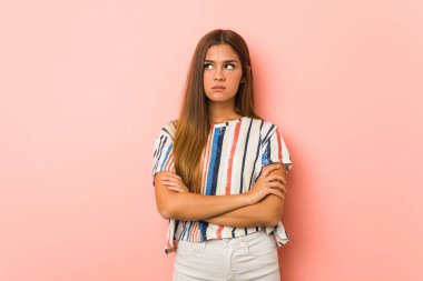 Genç, sıska kadın tekrarlanan bir görevden bıktı..