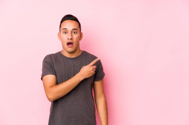 Pembe arka planda poz veren yog latin adam.