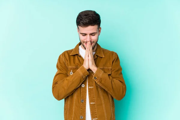 Ung Stilig Man Hålla Händer Nära Munnen Känner Sig Säker — Stockfoto