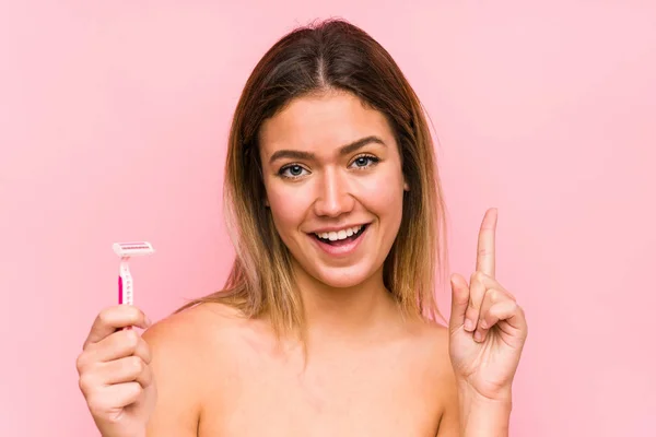 Joven Mujer Caucásica Sosteniendo Una Hoja Afeitar Aislada Joven Mujer — Foto de Stock