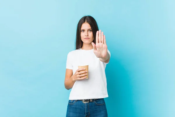Kafkasyalı Genç Bir Kadın Elinde Kahve Ile Elini Uzatıp Dur — Stok fotoğraf