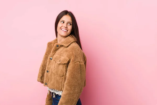 Jeune Femme Mignonne Regarde Côté Souriant Gai Agréable — Photo