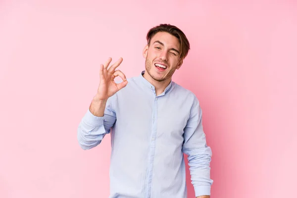 Jonge Blanke Man Poseren Een Roze Achtergrond Geïsoleerde Knipoogt Een — Stockfoto