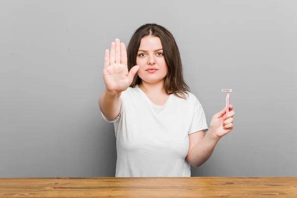 Junge Size Kurvige Frau Mit Einer Rasierklinge Stehen Mit Ausgestreckter — Stockfoto