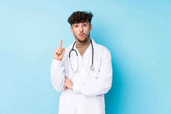 Jovem Árabe Médico Homem Idolatrado Ter Alguma Grande Ideia Conceito — Fotografia de Stock