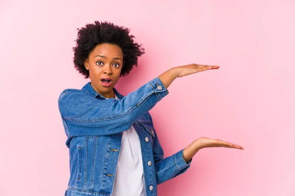 Молодая Африканская Американка Против Розового Заднего Плана Изолированы Шокированы Поражены — стоковое фото