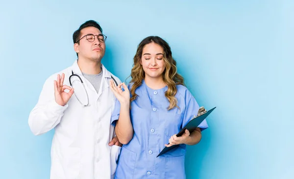 Mavi Arka Planda Poz Veren Genç Doktor Yoğun Bir Günün — Stok fotoğraf