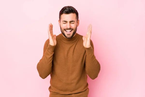 Pembe Arka Planda Genç Beyaz Bir Adam Neşeli Bir Şekilde — Stok fotoğraf