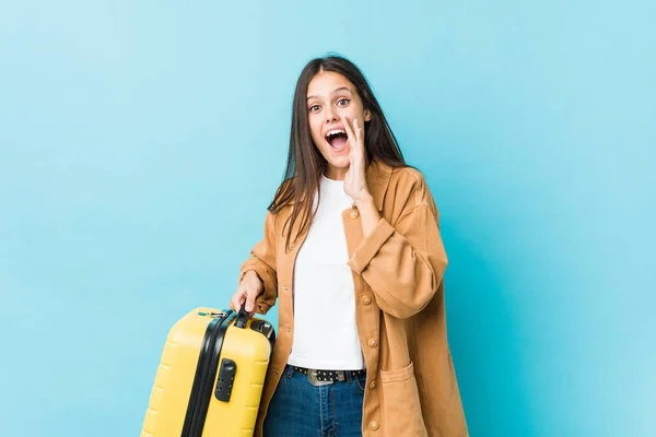 Joven Mujer Caucásica Sosteniendo Una Maleta Gritando Emocionada Frente — Foto de Stock