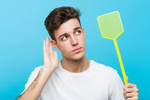 Joven Caucásico Sosteniendo Matamoscas Tratando Escuchar Chisme — Foto de Stock