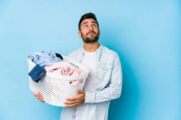 Ung Stilig Man Gör Tvätt Isolerad Drömmer Att Uppnå Mål — Stockfoto