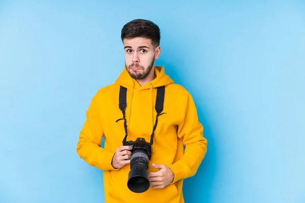 Jovem Fotógrafo Caucasiano Homem Isolado Ombros Ombros Olhos Abertos Confuso — Fotografia de Stock