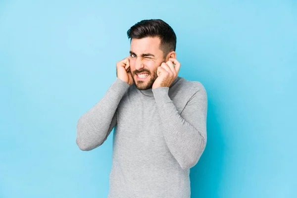 Junger Kaukasischer Mann Vor Blauem Hintergrund Der Isoliert Ohren Mit — Stockfoto