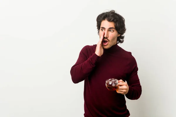 Joven Sosteniendo Una Taza Está Diciendo Una Noticia Secreta Frenado — Foto de Stock