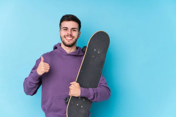 Jovem Homem Patinador Caucasiano Isolado Sorrindo Levantando Polegar — Fotografia de Stock