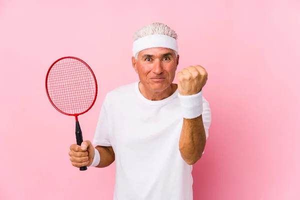 Homme Âge Moyen Jouant Badminton Isolé Montrant Poing Caméra Expression — Photo