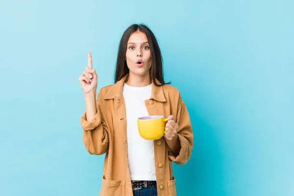 Ung Kaukasiska Kvinna Som Håller Kaffemugg Har Någon Bra Idé — Stockfoto