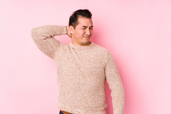 Junger Kurviger Mann Posiert Einem Rosa Hintergrund Isoliert Leiden Nackenschmerzen — Stockfoto