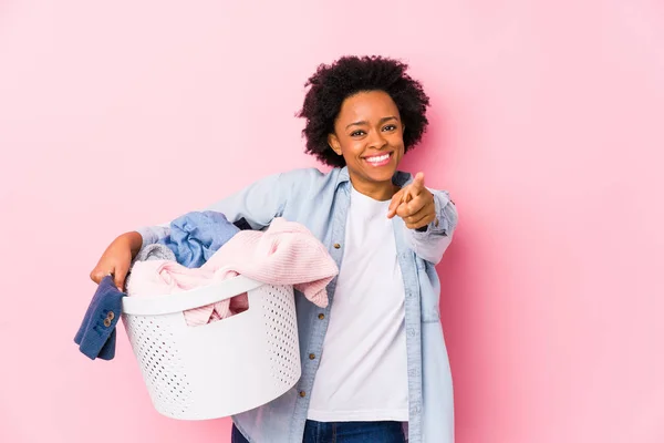 中年アフリカ系アメリカ人女性の洗濯を行う前に指して明るい笑顔を隔離 — ストック写真