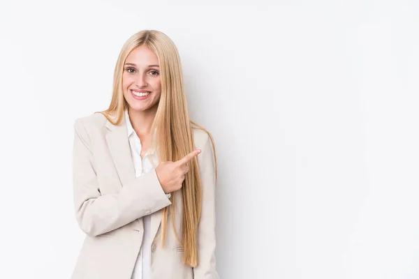 Jong Business Blonde Vrouw Witte Achtergrond Glimlachen Wijzen Opzij Tonen — Stockfoto