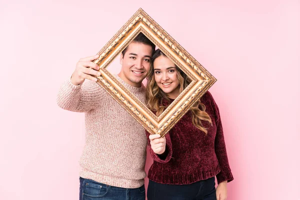 Jovem Casal Latino Segurando Uma Moldura — Fotografia de Stock