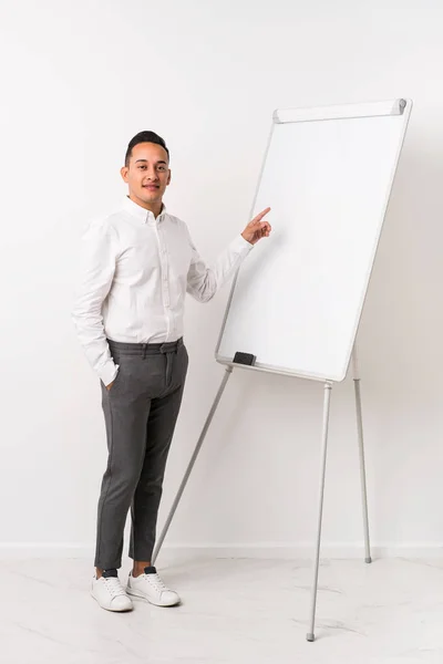 Jeune Entraîneur Latin Homme Avec Tableau Blanc — Photo