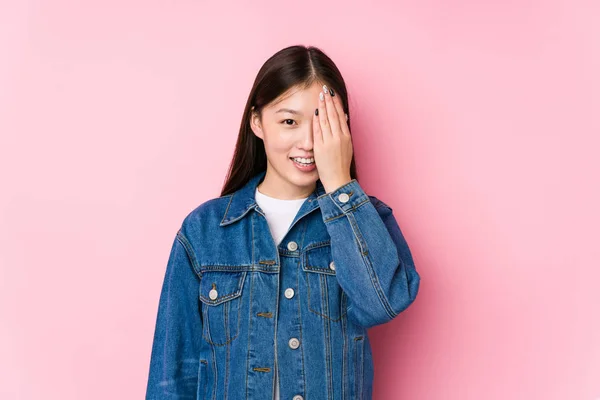 Young Chinese Woman Posing Pink Background Isolated Having Fun Covering — Stock Photo, Image