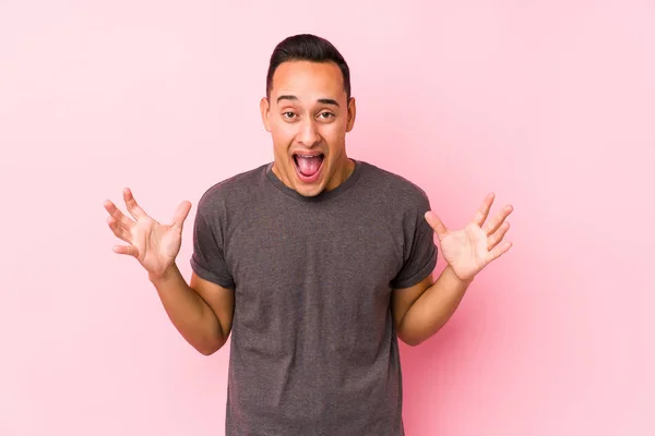 Hombre Latino Yooung Posando Fondo Rosado Celebrando Una Victoria Éxito — Foto de Stock