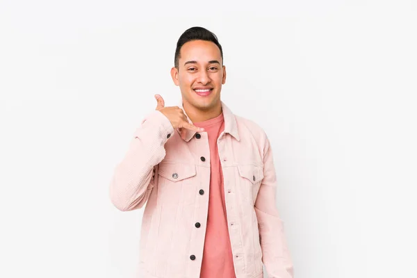 Young Latin Man Posing Isolated Showing Mobile Phone Call Gesture — Stock Photo, Image