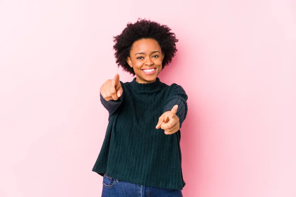 Афроамериканська Жінка Середнього Віку Рожевому Фоні Веселими Усмішками Вказують Фронт — стокове фото